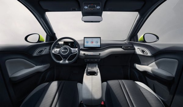 Dolphin Surf се предлага с два размера батерия (30 и 43.2 киловатчаса), които дават пробег между 220 и 310 км с едно зареждане. Скоростта на зареждане е 65 киловата за малката батерия и 85 за голямата. Задвижва се от синхронен електромотор с постоянен магнит, както впрочем и останалите модели на BYD. Тук мощността е 90 или 155 конски сили. 
