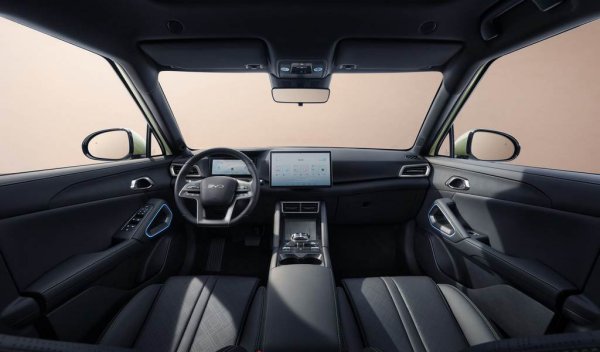 Задвижването е електрическо, с мощност 175 конски сили, с 290 Нм максимален въртящ момент и 7.9 секунди за ускорение 0-100 км/ч. Батерията за всички версии е литий-желязофосфатна, тип Blade, с капацитет 45.1 киловатчаса. Изминава до 312 км в комбиниран цикъл или 463 км в градски. Зареждане до 65 киловата. 
