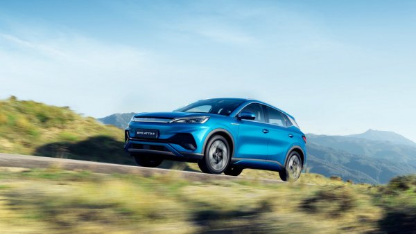 Atto 3 е вече кросоувър от C-SUV сегмента, докато Atto 2 спада към B-SUV. Размерите тук са 4.46 метра дължина и 1.88 метра ширина. Стартовата цена в Германия е около 39,000 евро. 
