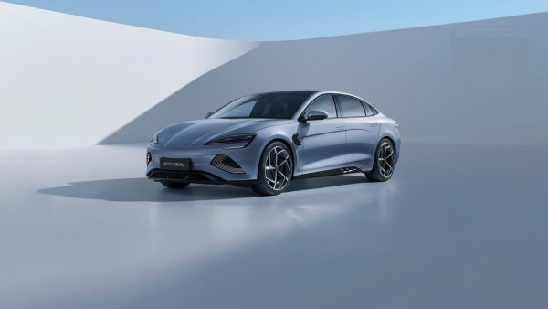  
Този голям седан/лифтбек (4.80 метра дълъг, 1.88 метра широк, 292-сантиметрово междуосие) е по-слабо популярен в Европа, където SUV манията вече изглежда неудържима. Seal предлага 400-литров багажник и 53-литрово предно отделение за вещи (т. нар. frunk). Стартовата цена за Германия е към 47,000 евро. 
