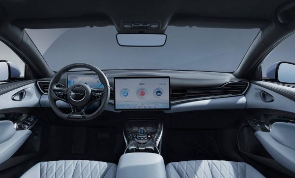 
Батерията тук е 61.4 или 82.5 киловатчаса, пробегът - между 460 и 570 км с едно зареждане за различните версии. Върховата версия има задвижване на четирите колела и цели 520 конски сили максимална мощност, при останалите конете са 308. Най-бързата версия прави 0-100 км/ч за едва 3.8 секунди. 

