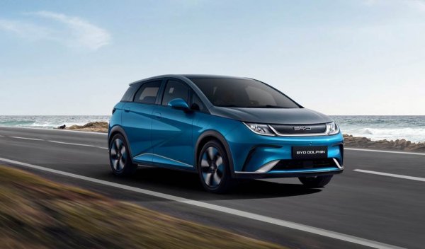 Eлектрическият хечбек е сред ветераните в гамата на BYD - на пазара е от 2021 година. Като размери е някъде между В- и С-сегмента, с дължина 4.29 метра и ширина 1.77 метра. Багажникът побира 345 литра.