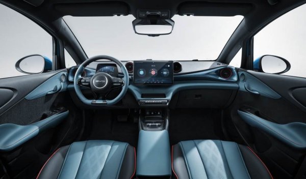 Dolphin се предлага с два варианта батерия - 45 или 60.4 кВтч, които дават пробег между 315 и 427 км с едно зареждане (до 559 км само в градски цикъл). Скоростта на зареждане е 65 или 88 киловата, мощността - 175 или 200 конски сили, ускорението от 0 до 100 км/ч - 7.5 или точно 7 секунди. 