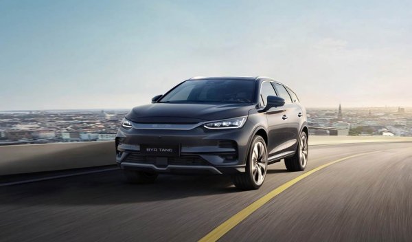 Флагманът на BYD в Европа - пълноразмерен SUV модел с дължина почти 5 метра (4970 мм), широк 1.96 и висок 1.75. Стартовата цена е над 75,000 евро. Просторният салон със седем места очаквано върви в комплект с относително малък малък багажник - едва 235 литра при изправени задни облегалки на третия ред. Но ако сгънете най-задните седалки, багажникът побира почти хиляда литра.
