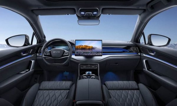 Tang има внушителна, 108.8-киловатчасова батерия, която дава 530 км пробег с едно зареждане (по WLTP тестовете), и се зарежда до 170 киловата. Максималната мощност е 510 конски сили, ускорението от 0 до 100 км/ч отнема 4.9 секунди. 

