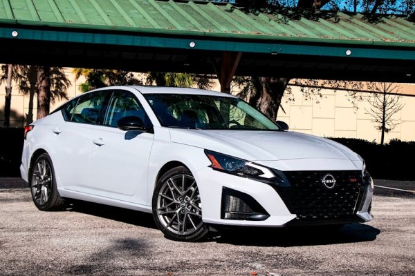 Автокрадците също предпочитат модерните Altima. Статистиката посочва, че под ударите на престъпниците попадат по-късните бройки от модела. Приблизително 113 000 единици от Altima са били откраднати, като повечето от тях са произведени след 2015 г.

Според полицията една от основните пречини за това е катализаторът, който представлява сериозен интерес за престъпниците. Отчитат се също и слабости във връзката между ключодържателя и автомобили, което позволва на крадците лесно да прихванат сигнала, да го копират и за отмъкнат колата.