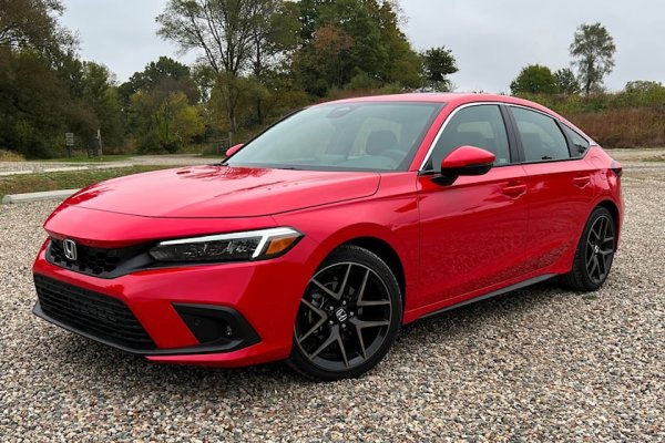 По-модерните модели са оборудвани с устройства, които държат крадците далеч и застрахователните ставки са ниски, но пък Civic е толкова популярен, че не се отличава на пътя и това позволява на престъпника да се измъкне почти незабелязано. За десетилетие от модела са откраднати близо 400 000 есземпляра, като причините са няколко.

Основната е здравината и надеждността, но не е за пренебрегване и факта, че Civic е любимец на тези, които се занимават с тунинг. И често жертва на кражба стават именно доработени модели. Комплект хубави джанти струва 800 долара, а самите гуми &ndash; около 1000 долара. Спортен волан върви за около 300 долара и така крадците изкарват нелоши пари от продажбата им.