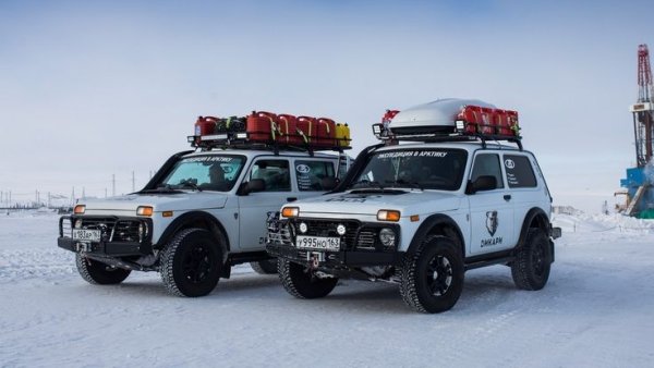 През 1997 руският всъдеход Niva стана първият автомобил, изкачил се на върха Елбрус, най-високата точка в Европа. Тази експедиция беше организирана, специално за да се докаже, че местната технология е способна на подобни постижение. Изкачването беше невероятно предизвикателно, тъй като Niva се натъкна на дълбоки снежни преспи, заледени участъци и стръмни склонове. 

Благодарение на конструкцията си и опитния екипаж, всъдеходът успешно достигна височина от 5642 метра. Изкачването на Елбрус с кола остава един от най-необичайните и екстремни случаи в автомобилната история. И напълно естествено, АвтоВАЗ пусна версия на Niva с името „Елбрус“.