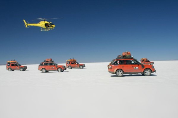 Солената равнина Уюни в Боливия е най-голямото солено езеро в света, което се превръща в гигантско огледало през дъждовния сезон. Много автомобилисти се стремят да стигнат до това място, за да се почувстват така, сякаш „карат в небето“. През 2014 кросоувърът Range Rover направи успешен пробег през тази уникална равнина, демонстрирайки своята издръжливост и способност да се движи по солената повърхност.
