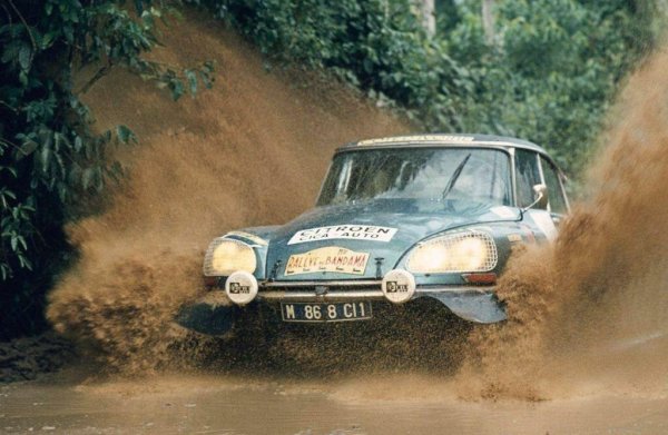 През 1972 в Алпите, на мястото на наводненото селище Вию Шамони, се случи необичайно събитие. Водата наводни няколко села в резултат на изграждането на язовир, но преди водата окончателно да погълне селото, екип смелчаци премина през наводнени пътища и почти изчезващи сгради с ретро Citro&euml;n DS. Това пътуване се превърна в символ на съпротивата срещу времето и изчезващата история.