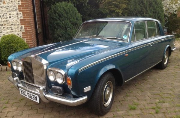 Произвежданият между 1965 и 1976 Silver Shadow не е сред най-обичаните модели в историята на Rolls-Royce, и в никакъв случай не е сред най-редките - всъщност той дори и до днес държи рекорда за най-много сглобени бройки (30,057). Но все пак той си остава продукт на най-ексклузивната автомобилна компания в света. Освен това е първият модел на марката със самоносеща конструкция, както и първият с дискови спирачки. Версията от 70-те години разполага с 6.75-литров V8 с максимална мощност 189 конски сили, и с автоматична скоростна кутия Turbo Hydramatic 400, дело на General Motors. 
