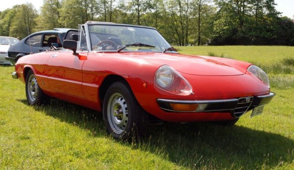 Двуместният роудстър е не само един от най-емблематичните, но и от най-дълго произвежданите автомобили на Alfa Romeo - почти три десетилетия между 1966 и 1994, в общо четири серии. Тази година у нас има регистриран по един представител на първите три от тях, сглобявани от Pininfarina във фабриката на дизайнерската компания Груляско. 
