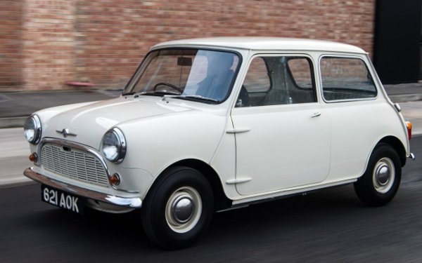През 1956 г. настъпва Суецката криза. Именно благодарение на нея се появява основният бюджетен автомобил в историята на Великобритания. Както може би се досещате, колата е създадена като превозно средство, което трябва да поема абсолютния минимум гориво.  Въпреки факта, че агрегатът е много скромен, колата трябва да може да превозва до четирима души в кабината си. 

Оформлението на автомобила е такова, че двигателното отделение представлява по-малко от 20% от обема на тялото. До 2000 г. са произведени и продадени над 5.4 милиона от тези автомобили.
