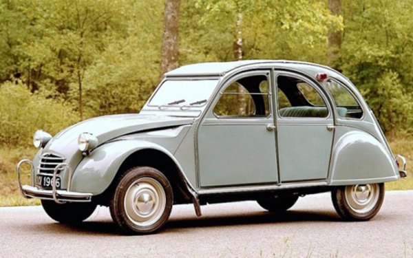 През 1948 г. Citroen е на практика на ръба на фалита. За да подобри бързо бизнеса си, ръководството на компанията решава да заложи не на нов луксозен автомобил, а на бюджетно возило, което обаче могат да си позволят много повече хора. Така се ражда симпатичното Deux chevaux. 

Колата е замислена като превозно средство за селяни и фермери. Автомобилът има просторен салон със сгъваеми седалки за превоз на товари и може лесно да се движи през разорано поле. Но въпреки това тя се превърна в истински бестселър - до 1990 г. французите продават 8.7 милиона такива коли. В същото време, въпреки очевидната си простота, Deux chevaux е истински вдъхновено от най-модерните дизайнерски течения по онова време.