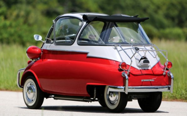 В тежките следвоенни години се появява и малък двуместен автомобил. Iso Isetta е създадена от италианците като най-простото и в същото време изключително надеждно "народно" превозно средство. "Яйцето" е пуснато в движение с помощта на двигател от скутер. 

Вътрешността на колата има само една двойна седалка и една обща врата. Максималната скорост на автомобила е 75 км/ч. Тази количка обаче нашумява много, в резултат на което сглобяването ѝ е установено в пет държави.