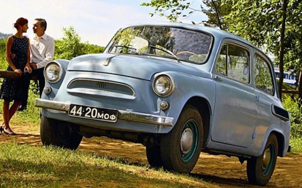 Когато става дума за "кризисни" автомобили, няма как да не си припомним съветския "Запорожец". Тогава (а и сега) страната се нуждае от лесна за поддръжка и надеждна "народна" кола, която да инициира процеса на моторизация в СССР, който се възстановява след Войната. 

С привидна техническа простота, известният "Гърбушко" е истинска колекция от интересни дизайнерски решения. Например, повишената проходимост на ЗАЗ-ката е постигната чрез намаляване на теглото на превозното средство.