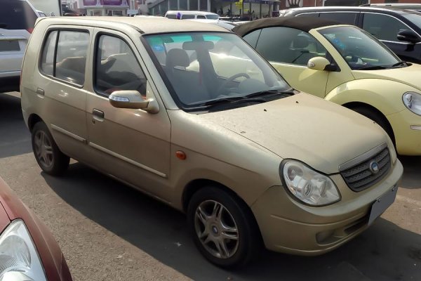 Компанията BYD е основата през 1955 година, но едва в началото на този век купува автомобилния производител Qinchuan Machinery Works, който произвежда модела QCJ7181 Flyer. Това е първият модел на марката BYD. Размерите на хечбека са 3605 мм, а разстоянието между двете оси - 2300 мм. Предлага се с мотори с обем 0,8-1,1 литра, развиващи от 40 до 52 к.с. В основата им са стари двигатели Suzuki