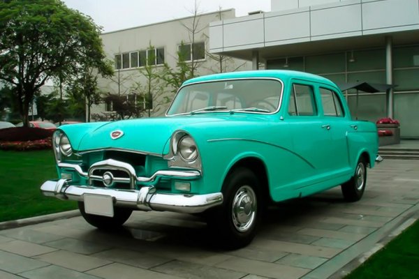 Първият модел на SAIC е от преди 50 години, като по това време компанията се казва Shanghai. Както и други китайски производители, тя също залага на солиден седан. Това е автомобил за чиновници, чийто статус не им позволява да се возят на лимузина Hongqi. Първият прототип Fenghuang ("Феникс") е сглобен през 1958 година, а серийното производство (вече с индекс SH760) стартира през 1965 година.