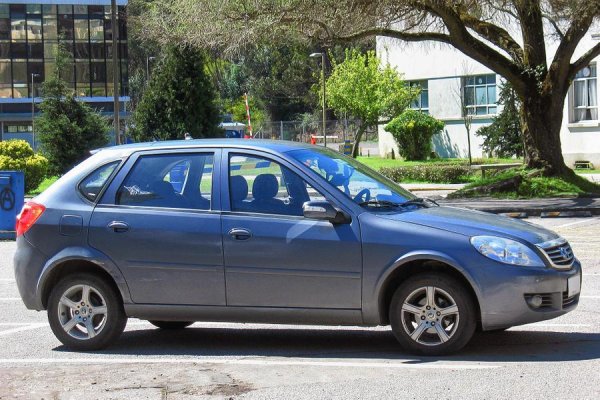 Историята на Lifan стартира преди 29 години, когато Ин Миншан събира екип от 9 човека първо за ремонт, а след това и за производство на мотоциклети. Първият самостоятелен автомобил излиза през 2005 година - компактен модел с индекс 520, предлаган като седан и хечбек. Извън Китай той се продава като Breez, а в основата му е Citroen ZX от 1991 година.