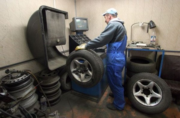 Големите вериги и почтените малки сервизи си имат точен ценоразпис, в който всеки етап от подмяната на гумата - сваляне и качване от автомобила, демонтаж и монтаж върху джантата, баланс - си има обявена цена. Но в много други е обявена твърда сума, и едва след като свършат работата, се оказва, че примерно свалянето и качването не са били включени в нея. Измама за няколко лева, но по време на пролетна и есенна кампания няколко лева на клиент могат да означават няколкостотин на ден за гумаджията. 
