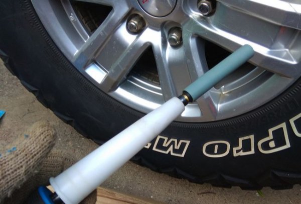 Още една шашма, за която клиентът твърде рядко може да се усети. Съобщава му се, че вентилите са остарели и трябва да се подменят. Стандартната цена на гумен вентил е около 2 лева, на метален - десетина. 
Истината е, че вентилите обикновено без проблем изкарват поне 3-4 години, и рядко се налага подмяната им. 
