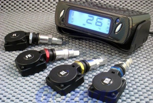 По-съвременните автомобили имат датчици за налягане в гумите - задължително оборудване за нови модели в рамките на ЕС. Някои майстори може да поискат допълнително заплащане при монтажа, защото датчиците усложнявали работата. Най-често този подход се прилага на клиенти от по-красивия пол. Истината е, че монтажът и демонтажът на гуми с датчици изисква малко повече внимание от гумаджията, но не и такова, че да е нужно доплащане за него. 
