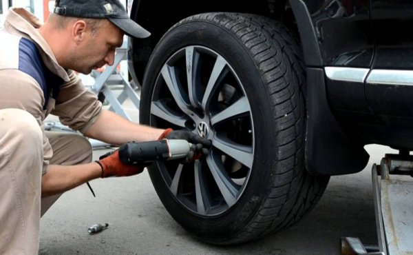 Не е рядкост и да се опитат да ви пробутат нов комплект болтове, без реално от това да има нужда. А често дори не и нов комплект - ако не гледате, като нищо ще ви таксуват за смяна, и после ще ви сложат обратно вашите си болтове. 
За да е наложителна смяната, старите действително трябва да са обхванати от цялостна корозия, включително и резбата. Ако ви направят такава оферта, първо огледайте внимателно болтовете, и гнездата им в джантата - ако и там има корозия, наистина са за смяна. 
