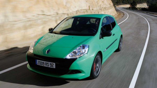 Clio прави 4 забележителни изяви на официалната писта на британското телевизионно шоу Top Gear. През 2003 г. най-мощната версия на модела - Renault Clio V6 (250 к.с./1419 кг) - дава време на мократа писта от 1:36.20 сек, оставяйки далеч  след себе си Honda Civic Type-R (200 к.с./1246 кг), Porsche Boxster 986 (228 к.с., 1275 кг) и Alfa Romeo 8C Competizione (450 к.с./1400 кг). През 2004 г. Renault Clio (182 к.с./1090 кг) прави обиколката за 1:33.80 мин.
През 2011 г., все още със Стигg зад волана, Renault Clio RS III Cup (201 к.с./1240 кг) постига резултат от 1:34.00, като побеждава Abarth 500 EsseEsse (160 к.с./1117 кг), Mercedes-Benz E 55 AMG (476 к.с./1​​953 кг) и Lotus Elise S2 (136 к.с./877 кг).
Но най-бързото Clio в шоуто е RS 200 EDC (200 к.с./1204 кг), което записва време от 1:32.00 мин. На пистата то надвива Mercedes-Benz S 63 AMG (W221) (525 к.с./2070 кг), Ford Focus RS (215 к.с./1290 кг) и Lotus Esprit V8 (350 к.с./1380 кг).