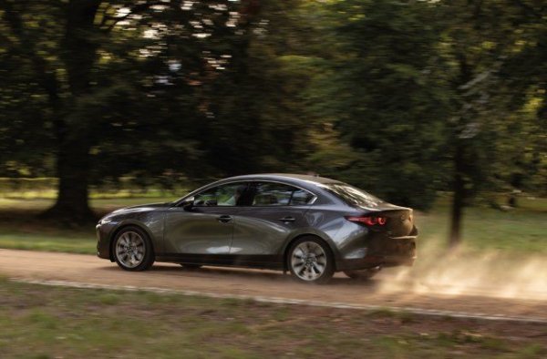 Компактната Mazda3 се предлага като седан и хечбек. Задвижването на четирите колела е една от допълнителните опции, но според германски експерти е отлична за зимата. Премиум салонът може да бъде декориран както с екологична, така и с естествена кожа. При най-високите нива на оборудване предните седалки се отопляват.
