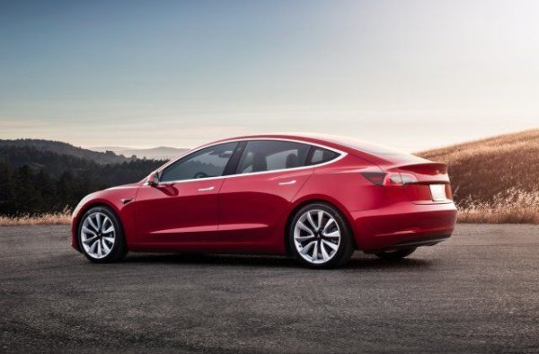 Луксозният електрически автомобил има впечатляващ автономен пробег дори и през зимата, когато батериите на повечето електрически превозни средства страдат. Седанът е със задно задвижване в базовата си версия, но моделите Long Range и Performance включват задвижване на всички колела. Отопляемите предни седалки са стандартни за този електромобил.