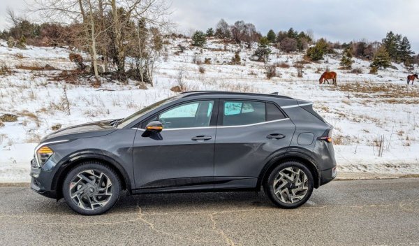 Пазарен дял: 5.9%
Корейската марка можеше да има и по-висок пазарен дял, ако беше в състояние да произведе навреме всички поръчани бройки от новия Sportage. Дори и при затрудненията с доставките, българските дилъри могат да се похвалят с над 19% ръст на годишна база. 

Най-продавани модели: 
Kia Sportage - 638
Kia Ceed - 450
Kia Xceed - 214
Kia Rio - 204
Kia Stonic - 185
Kia Niro - 124
Kia Proceed - 81