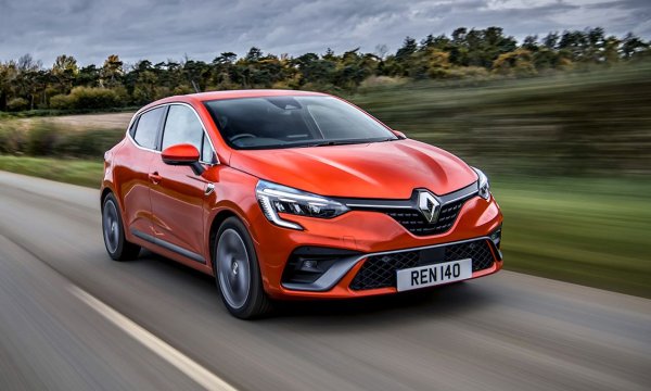 Пазарен дял: 10.9%
Загубата на Dacia е печалба за Renault - вътрешният трансфер на Dokker/Express е достатъчен да осигури на френската марка 12% ръст на годишна база. Най-продаван модел си остава Clio, след него се нареждат Master и Megane (с един голям корпоративен договор). Renault е на трето място по дерегистрирани от официален вносител автомобили - 188. 

Най-продавани модели: 
Renault Clio - 891
Renault Master - 634
Renault Megane - 587 (без eлектрическия Megane E-Tech)
Renault Express - 511
Renault Captur - 356
Renault Arkana - 209
Renault Kadjar - 117
Renault Kangoo - 98
Renault Trafic - 95
Renault Koleos - 70
