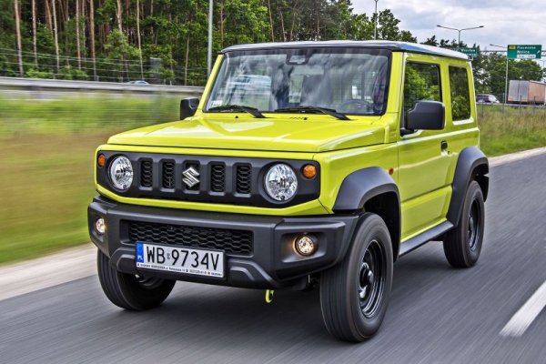 Пазарен дял: 1.5%
Една от малкото марки със спад спрямо 2021 (-11.4%), обясним отчасти с поскъпването на гамата заради принудителната хибридизация, и отчасти със сериозните трудности с доставките на автомобили. 

Най-продавани модели: 
Suzuki Jimny - 209
Suzuki Vitara - 119
Suzuki Swift - 47
Suzuki SX4 - 45
Suzuki Ignis - 36
