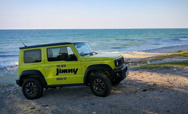Европейските фенове на този компактен офроудър чакаха търпеливо цели 20 години Suzuki да благоволи да им предложи ново, четвърто поколение. Но така и не успяха да му се порадват: новото Jimny дебютира в ЕС през 2018, но с над едногодишна листа на чакащите заради огромния интерес и ограниченото производство. А от тази година японците решиха да не го предлагат в Европа, за да не си създават ядове с новите глоби за вредни емисии на Брюксел.
