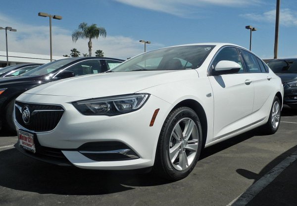 Американският близнак на Insignia със сигурност приключва курса през 2021, независимо, че през миналата година бе най-продаваният модел на марката. От компанията-майка GM смятат, че кросоувърите ще им донесат по-висок марж на печалбата. Regal ще оцелее единствено във версия за китайския пазар. 
В Европа името Insignia ще оцелее, но следващото поколение вече ще е на съвсем друга платформа, предоставена от Peugeot. Огромните усилия на инженерите и дизайнерите на Opel между 2003 и 2008 година да създадат автомобила, който да измъкне компанията от дългогодишната криза, очевидно приключват тук. 
