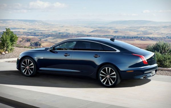 Роден през 1968, този автомобил се превърна в най-успешния модел на британската марка в течение на десетилетия - най-вече заради легендарните си шестцилиндрови мотори. Дори и сега той вози кралското семейство и британските министър-председатели. Но класическият XJ вече е мъртъв - последните бройки бяха произведени преди месеци. През тази есен предстои премиерата на нов XJ, който обаче вече ще е само с електрическо задвижване. 
