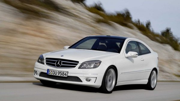 Този компактен модел с три врати, място за 4 пътника и задно задвижване присъстваше на пазара в първото десетилетие на века. Базирайки се на C-класата, той не беше толкова добър във взимането на завоите с висока скорост, колкото конкурентите, и имаше висока цена, следователно не се продаваше много добре.