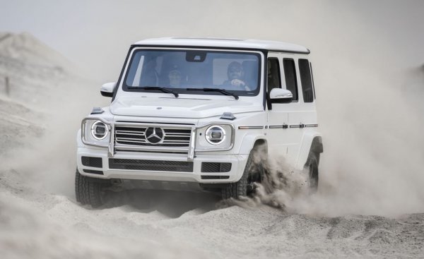 Сещаме се за няколко класически всъдехода, на които да се опрете, ако нещата загрубеят. Но при повечето от тях има моментни затруднения: Hummer в момента не се прави, още нямаме впечатления от новия Land Rover Defender, а Toyota Land Cruiser се предлага на европейския пазар само с един слаб дизелов двигател, напълно недостатъчен да разбутате някоя пътна барикада.
