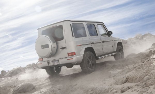 Остава ви само едно: добрата стара G-класа, която всъщност след десетилетия чакане най-сетне има ново поколение. Тя не е загубила способностите си извън асфалта, но е станала чувствително по-комфортна. 
