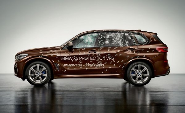 Ето един автомобил, който издига понятията "надеждност" и "сигурност" на изцяло ново равнище. Тази фабрично бронирана версия на Х5 е способна да издържи на взрив от 15 кг тротилов еквивалент от разстояние 4 метра. Бомбата няма да успее да пробие дори стъклата, макар че може да ги напука. 
