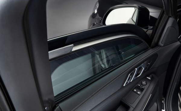 Като допълнителна екстра се предлага и брониран таван, за да ви пази от атаки с дрон. Разбира се, толкова броня вдига драстично и теглото, но това не е чак такъв проблем за монтирания под капака 4.4-литров V8 двигател с 530 коня мощност. Гумите са специални run flat, върху които спокойно може да карате петдесетина километра и след спукване. 
