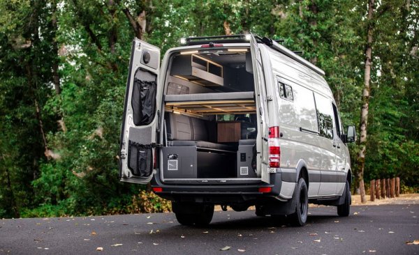 Обикновеният Mercedes-Benz Sprinter е практичен, но не чак впечатляващ ван. Но винаги можете да го дадете на специализираното ателие Outside Van и да получите перфектния автомобил за оцеляване след страшния съд. С надеждна  4х4 система, повдигащо се окачване и специални офроуд гуми, тази машина може да стигне почти навсякъде. 
