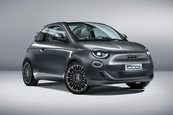 Натискът на ЕС за редуциране на вредните емисии направи градските миниколи доста неизгодни за производство и съответно за продажби. Затова производителите приемат нов подход и Fiat 500 е пример за това: вече като електромобил, а по-късно и като хибрид. Електрическата версия ще има пробег от 320 км.