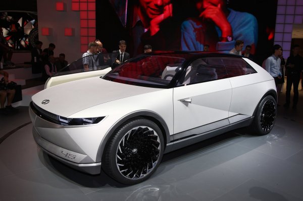 Hyundai обяви плановете си за подмарката Ioniq, която ще е фокусирана изключително върху електромобилите. Очакват се 3 модела, първият от които ще е Ioniq 5, средноразмерен SUV, базиран на концептуалния Hyundai 45 от миналата година.