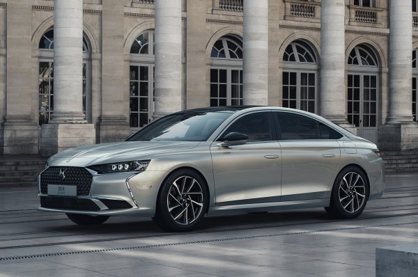 Първият представителен седан на французите би трябвало да не отстъпва на BMW 5 Series, според думите на вътрешни хора. Двигателната гама ще е като на Peugeot 508, като ще се предлага и плъгин хибридна версия.