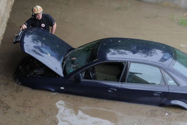 Дъждът вкара във воден капан 20 коли в софийски подлез. Снимка: Булфото