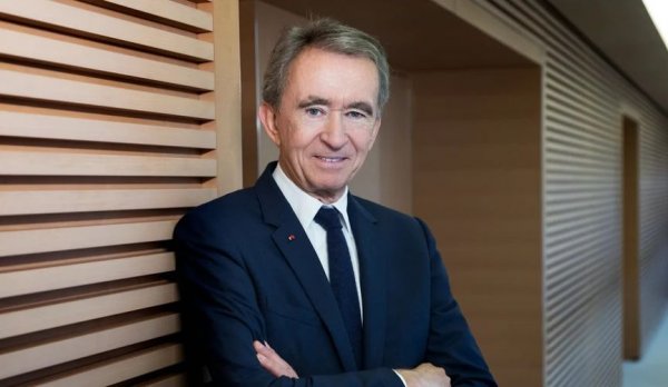 Председател и изпълнителен директор на LVMH Moеt Hennessy Louis Vuitton, най-голямата компания за луксозни стоки в света. В края на 2019 Арно за кратко дори бе най-богатият човек в света. 
