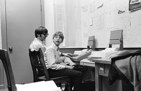 Съоснователят на Microsoft подписа заедно с Бъфет ангажимент да дари по-голямата част от състоянието си за благотворителни цели. Но все още му остава доста. На снимката е вдясно, като ученик в Сиатъл през 1970, заедно с бъдещия си партньор Пол Алън. 
