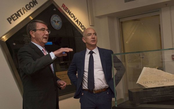 Бъдещият основател на Amazon е роден в Албукърк под името Джефри Йоргенсен, но после майка му и баща му се развеждат и Джеф приема фамилията на втория си баща - кубинския имигрант Мигел Безос (Бесос).
