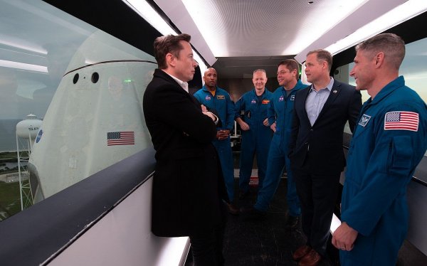 Роден в ЮАР, отраснал в Канада и учил в САЩ, Мъск прави първото си състояние със системата за плащания PayPal. Но най-значимата му инвестиция е решението през 2004 да подпомогне Tesla, тогавашната компания на Мартин Ебърхард и Марк Тарпнинг. 
